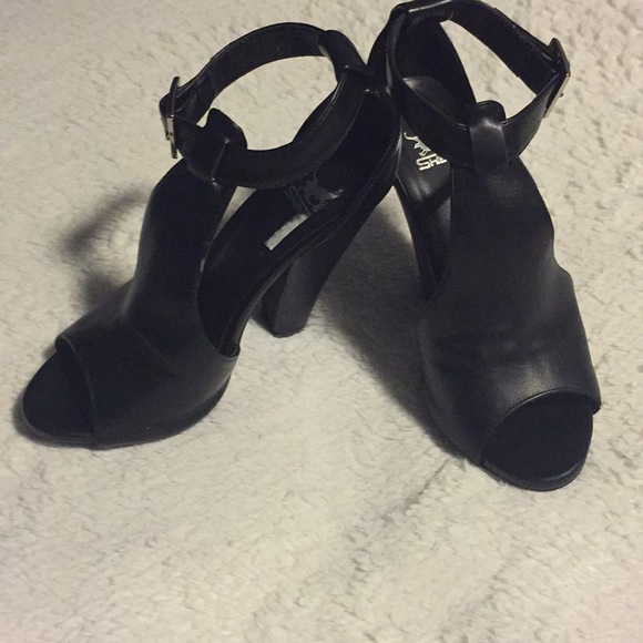 Shoes - Picture 2 of 4